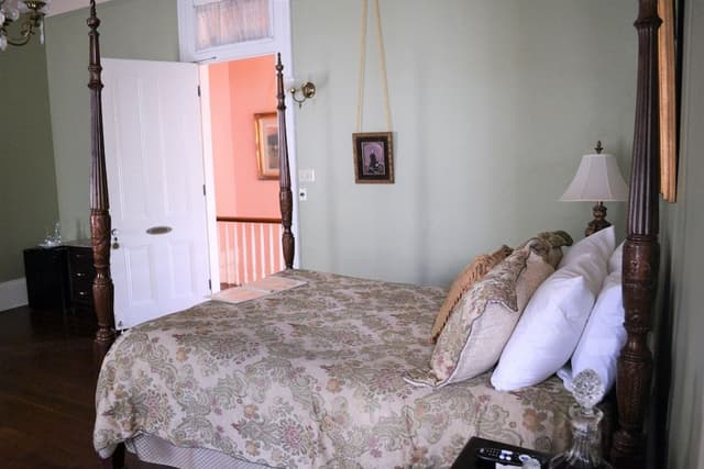 Deluxe Suite: The Josephine (2nd Floor)