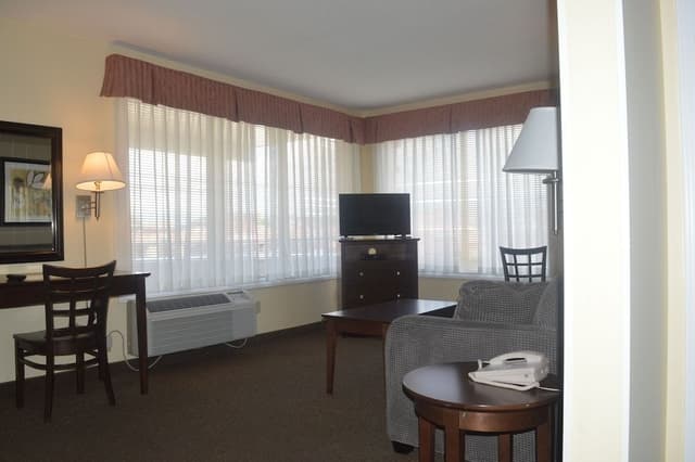Premium 3 Queen Bed Family Suite