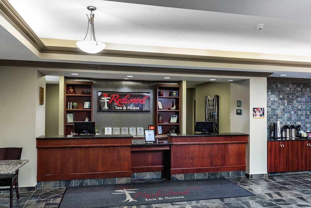 Redwood Inn & Suites0