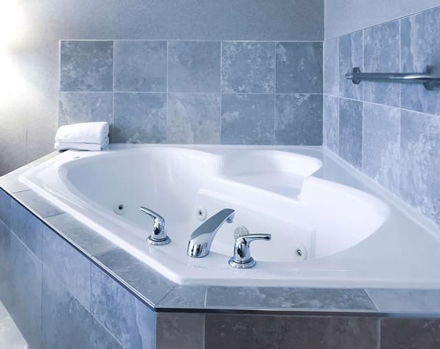 1 KING SUITE WITH WHIRLPOOL NONSMOKING