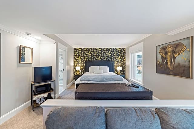Suite, 1 King Bed with Sofa bed