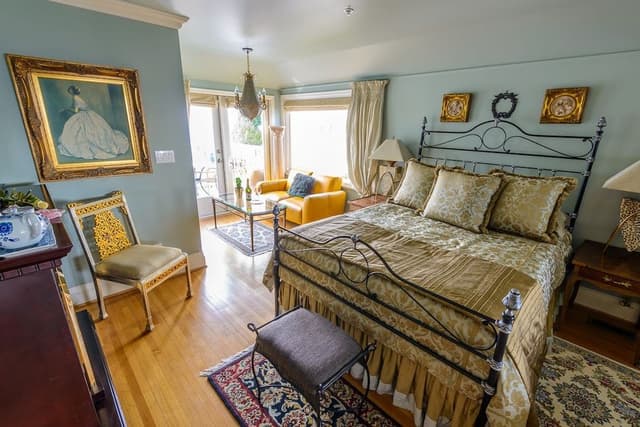 Deluxe Suite, 1 Queen Bed, City Skyline & Ocean View / Balcony & Double Jacuzzi Tub, Fireplace