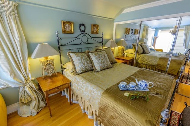Deluxe Suite, 1 Queen Bed, City Skyline & Ocean View / Balcony & Double Jacuzzi Tub, Fireplace