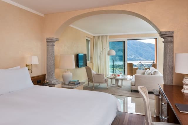 Panorama Corner Suite, Lake View