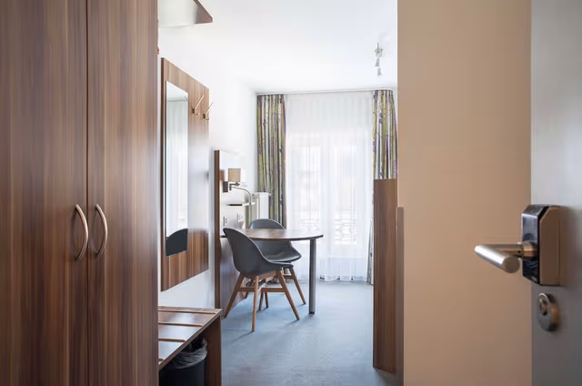 MEDIUM DOUBLE ROOM