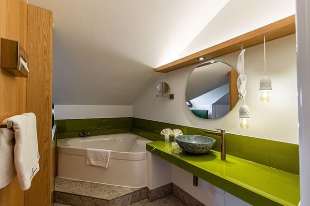 Classic Double Room, Bathtub
