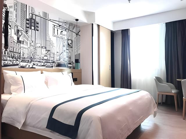 Stand Queen Room