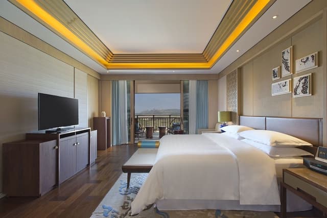 Ambassador Suite, 1 Bedroom Larger Suite, 1 King, Balcony