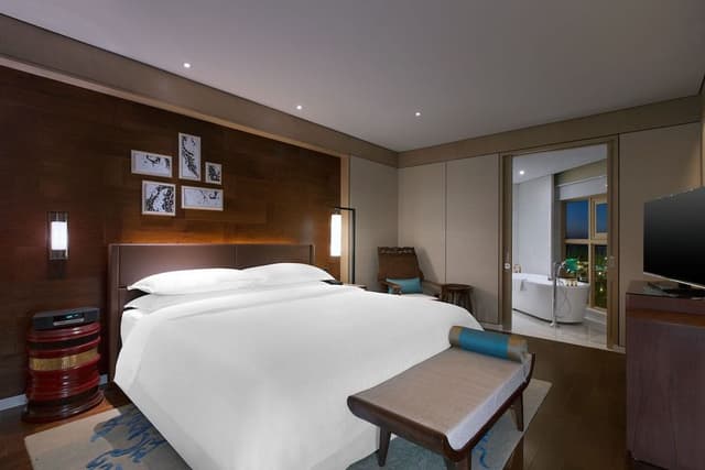 Premier Suite, 1 Bedroom Suite, 1 King, Garden view, Balcony
