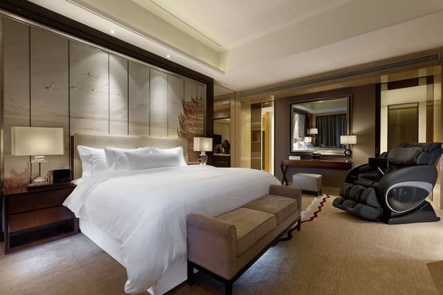1 King Bed, Executive Lounge Access, Suite