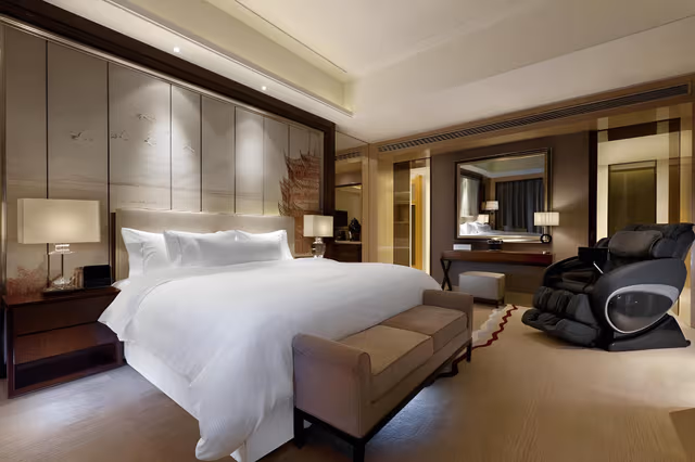 1 King Bed, Executive Lounge Access, Suite