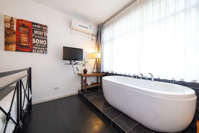 Deluxe Double Room, Bathtub