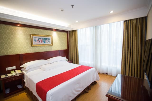 Deluxe Queen Bed