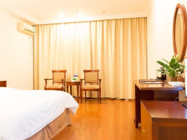 Hotel Queen Room