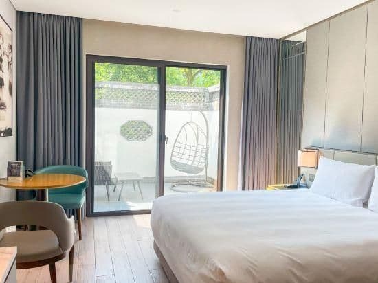 Courtyard Queen Room