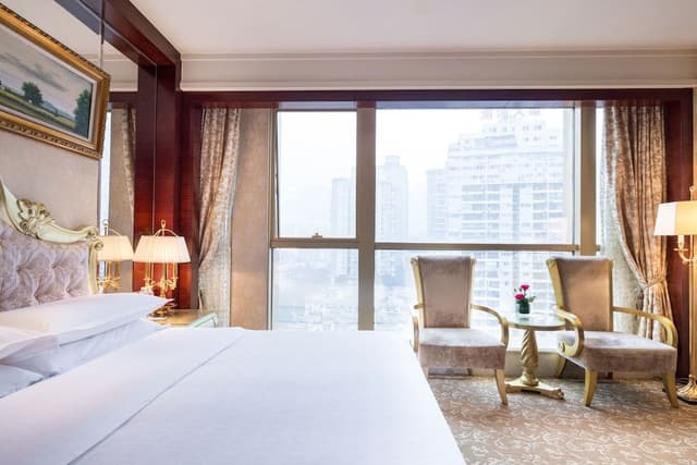 Club Room, 1 King Bed, City View