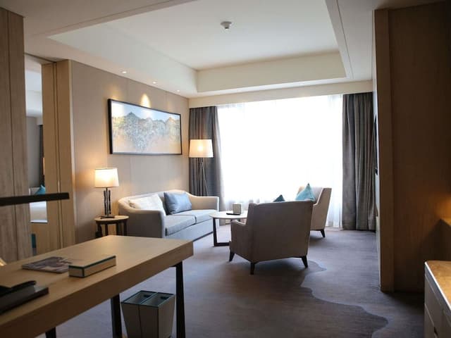 Deluxe Suite, 1 King Bed, Club Lounge Access