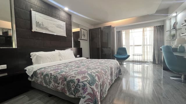 Gallery Room, 1 Queen Bed, City View