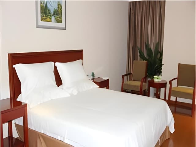 Hotel Queen Room