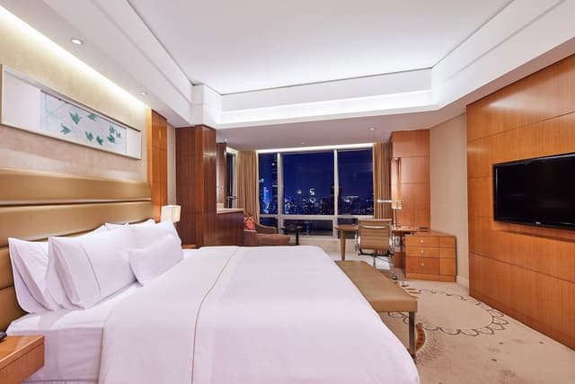 Executive Room, 1 King Bed, Partial Lake View, Executive Level