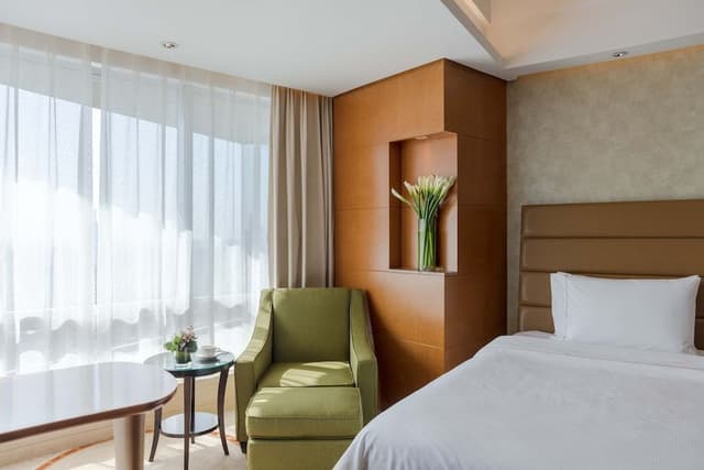Executive Room, 1 King Bed, Partial Lake View, Executive Level