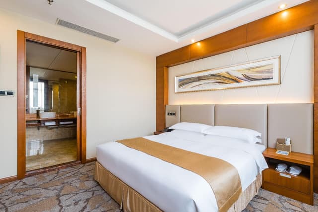 Suite with Bathtub