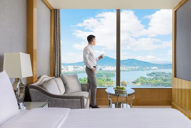 Horizon Premier Lake View King