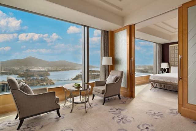 Horzion Grand Premier Lake View King