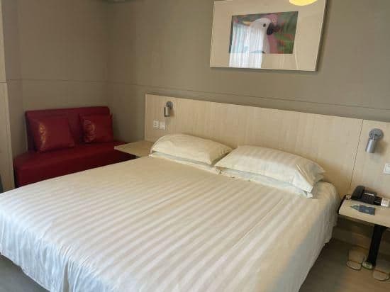 WH - Deluxe Bed Suite