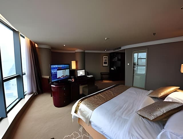 1 Queen Bed Suite