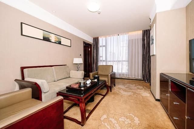 1 Queen Bed Suite