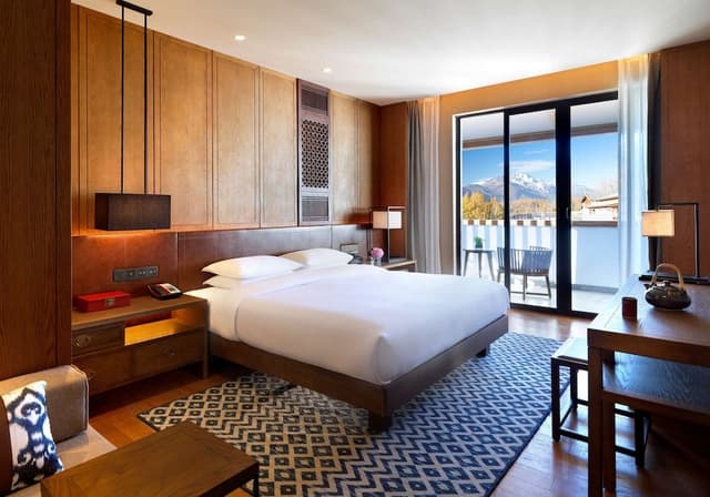 Deluxe Snow Mountain View King Room