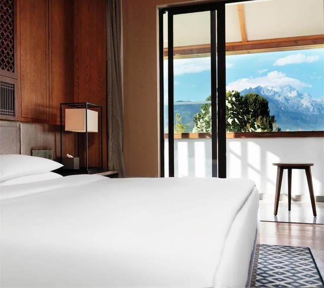 Deluxe Snow Mountain View King Room