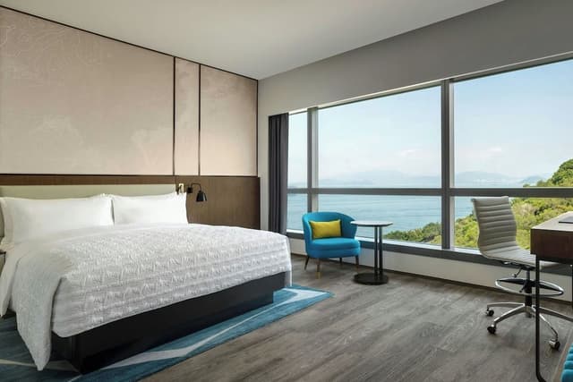 Larger Guest room, 1 King, Oceanside