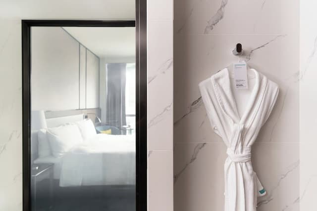 Larger Guest room, 1 King, Oceanside