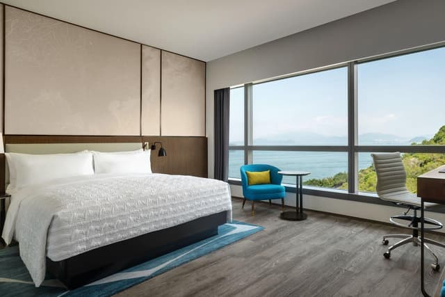 Larger Guest room, 1 King, Oceanside