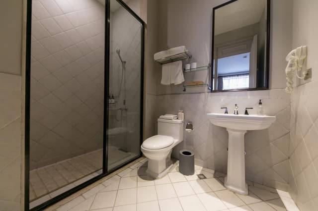 Business Queen Room
