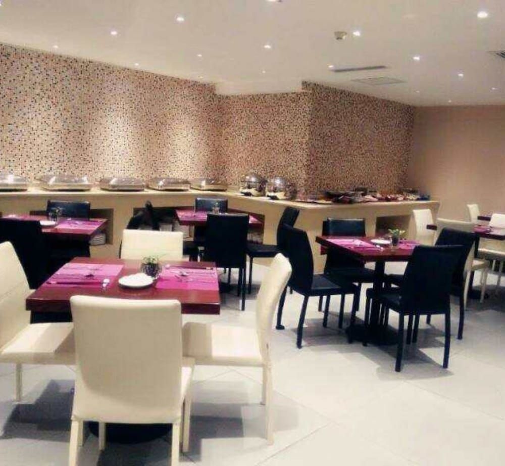 K Raphael Hotel0