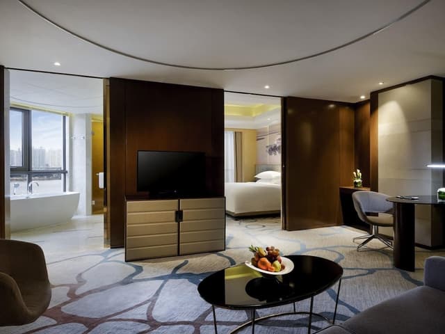 Deluxe Suite, 1 King Bed, Club Lounge Access, River View