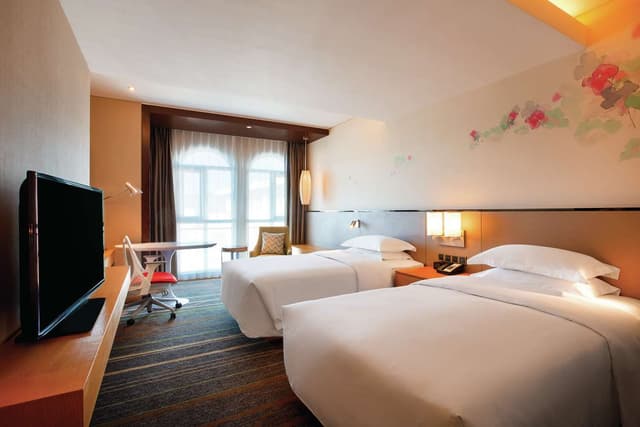 TWIN ROOM