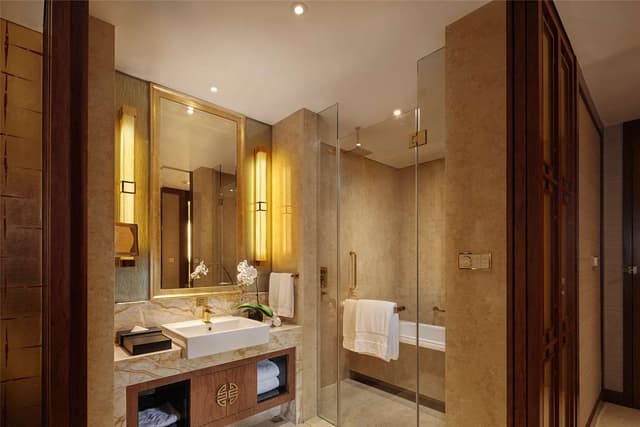 KING DELUXE ROOM W/COURTYARD VIEW AND BALCONY