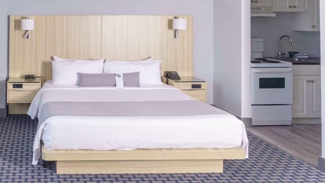 Premium Studio, 1 King Bed, City View