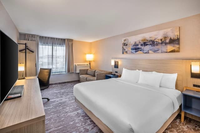 Room, 1 King Bed, Non Smoking (Upper Floor)