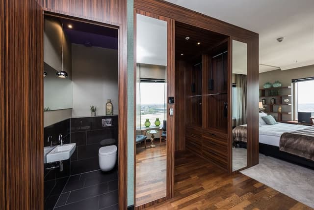 Design Suite, Jetted Tub (Panorama view)