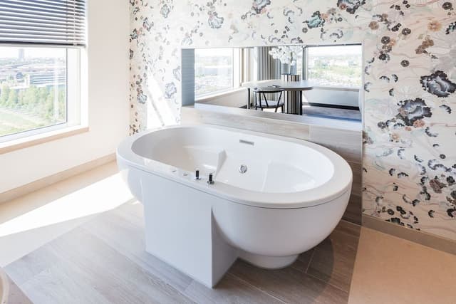 Suite, Jetted Tub