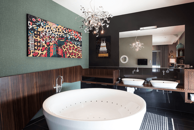 Design Suite, Jetted Tub (Panorama view)