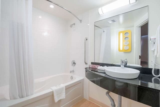 Standard Room, 1 Queen Bed, Accessible, Non Smoking