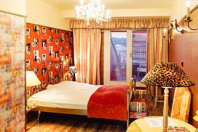 Room (Honeymoon room)