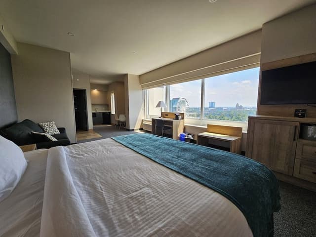 Riverview Superior Kitchenette Suite, 1 King bed & Sofa bed