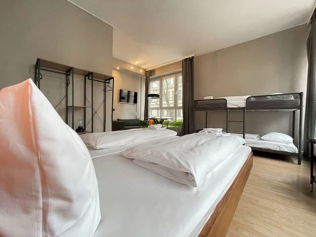 Multiple bed room for 6